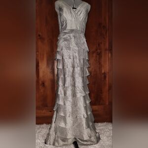 Beautiful Adrianna Papell Occasions Silver Tiered Evening Gown Size 6
